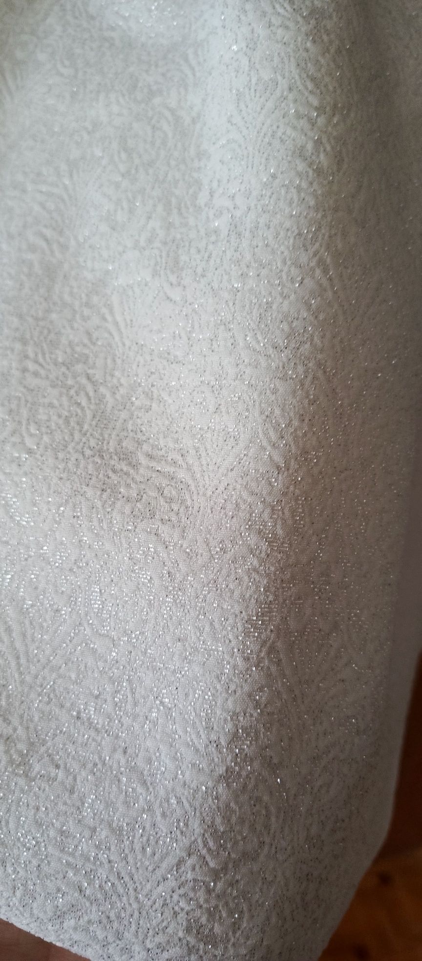 Biała sukienka z srebrna nitką