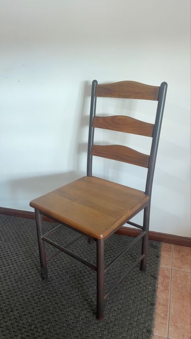 2 cadeiras de madeira maciça