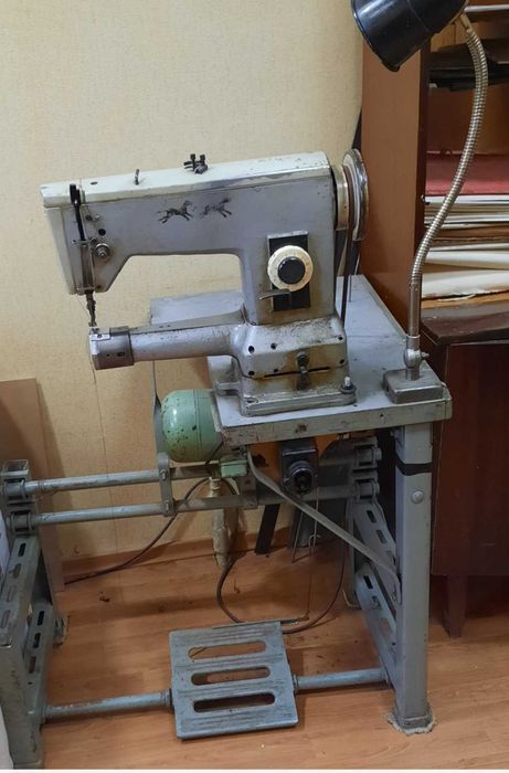 Продаж промислової рукавної швейної машинки.