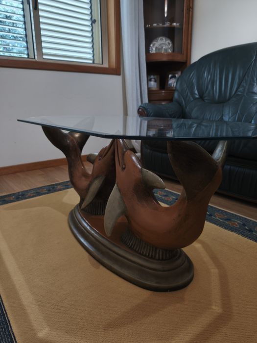 Mesa de centro em vidro com base em madeira esculpida (golfinhos)