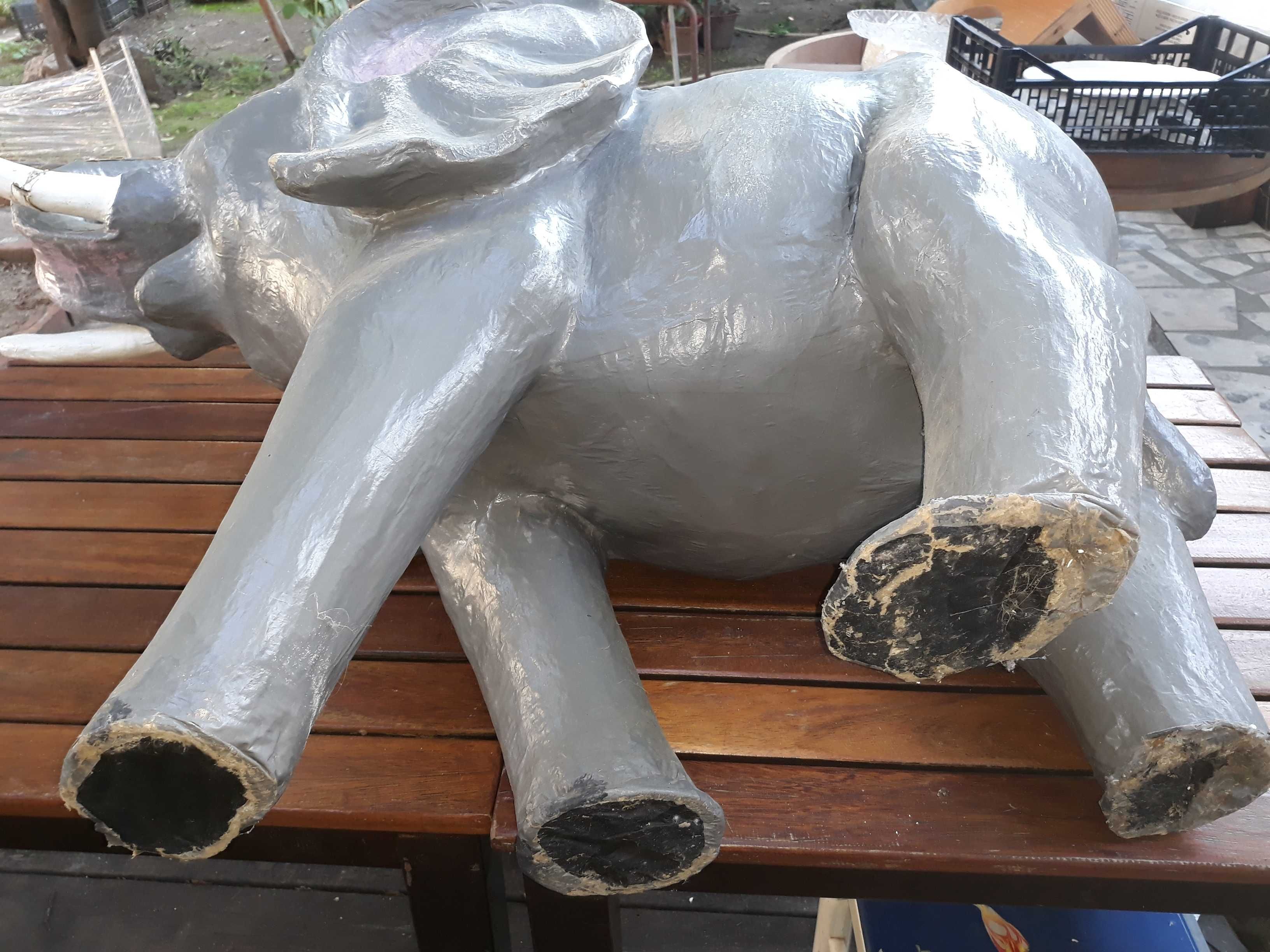 Elefante em papel machê, feito á mão