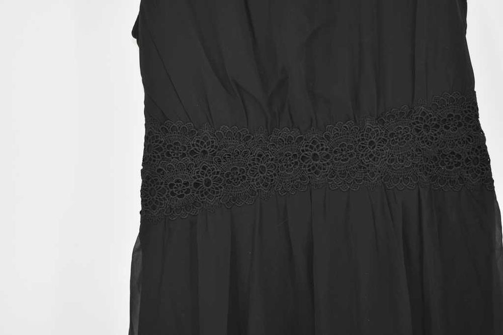 Zwiewna sukienka midi XS Vero Moda rozkloszowana koronkowa wstawka