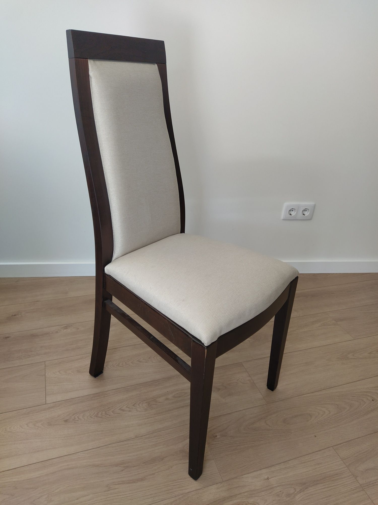 Mesa de jantar e cadeiras
