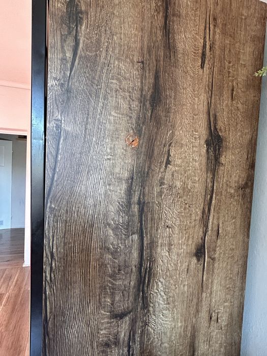 Szafa z czarnym lustrem