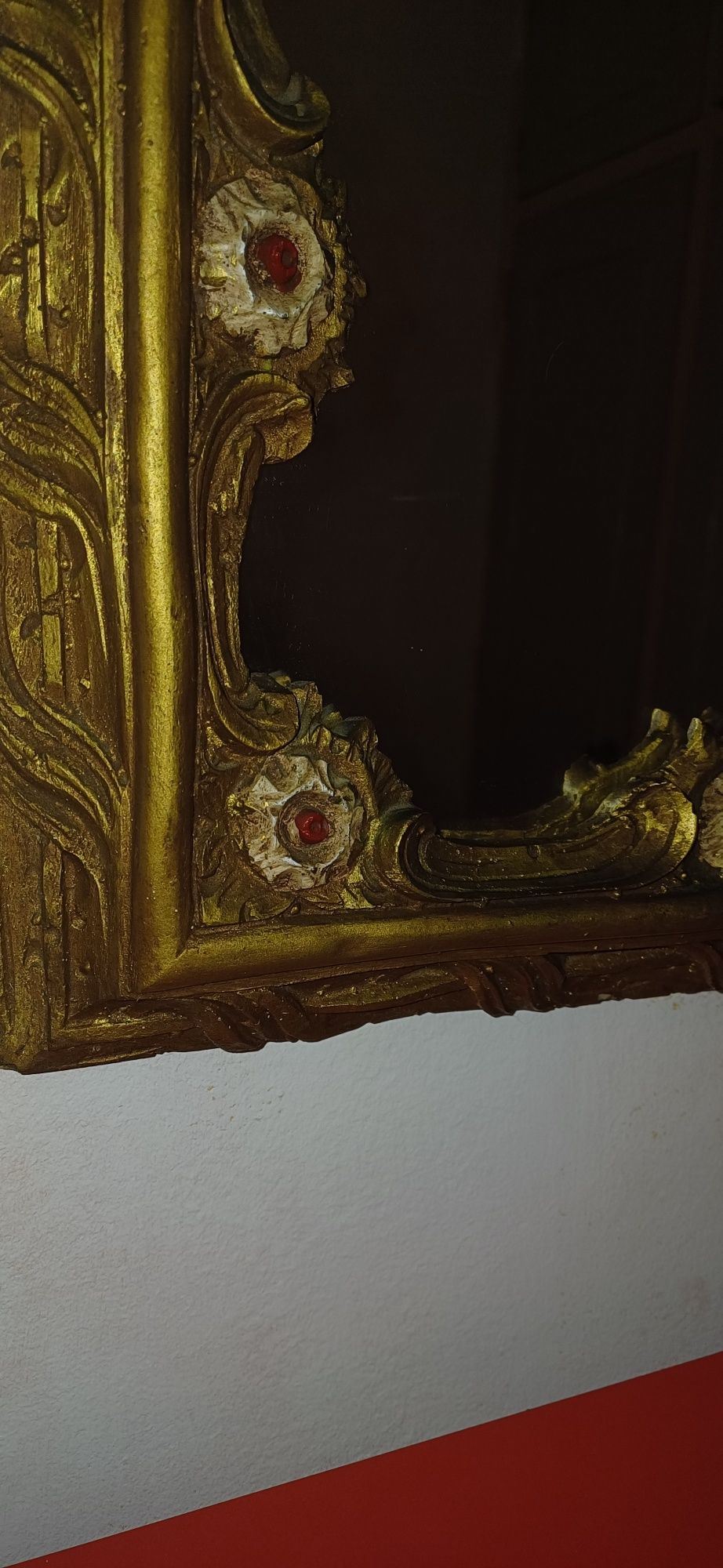Espelho antigo e tocheiros de madeira