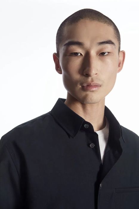 Cos чоловіча поплінова сорочка в темно синьому кольорі eu 38