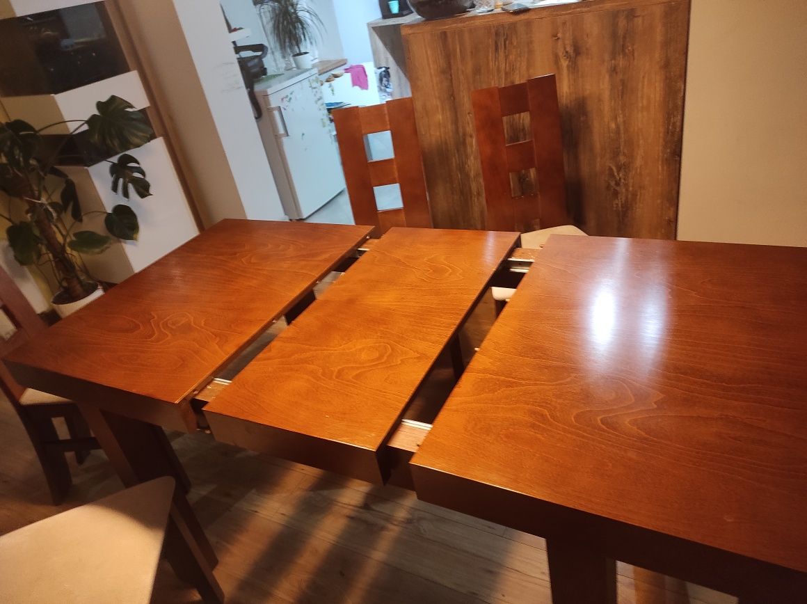 Drewniany stół+ tapicerowane krzesła