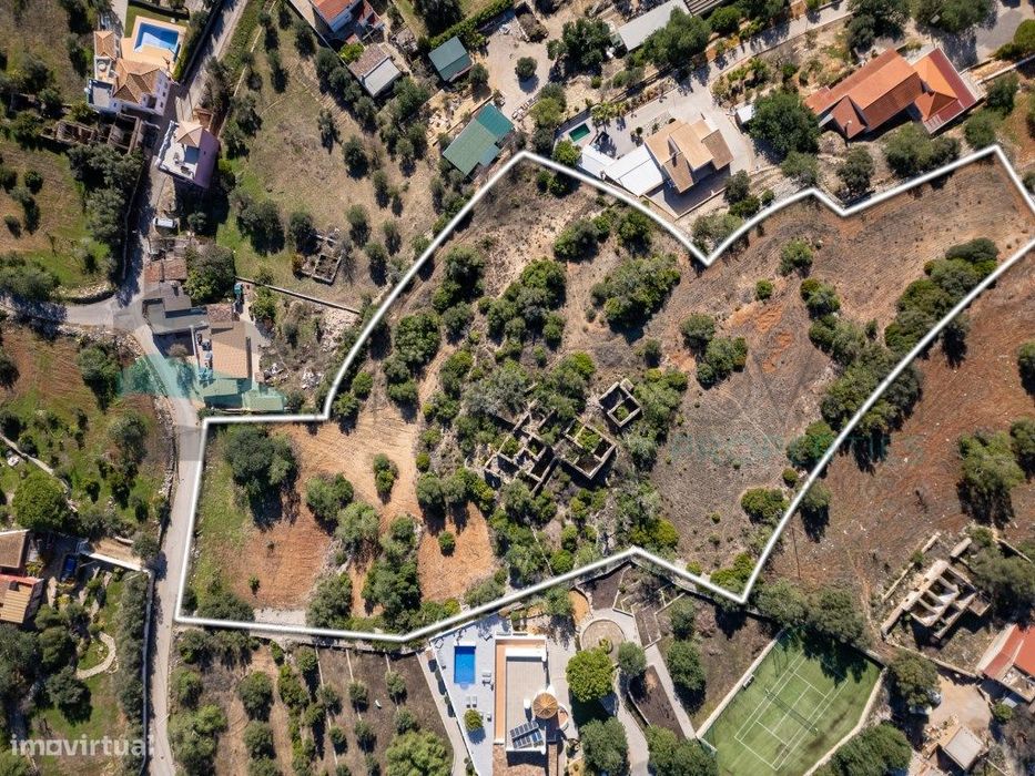 Terreno com ruína - Santa Barbara de Nexe