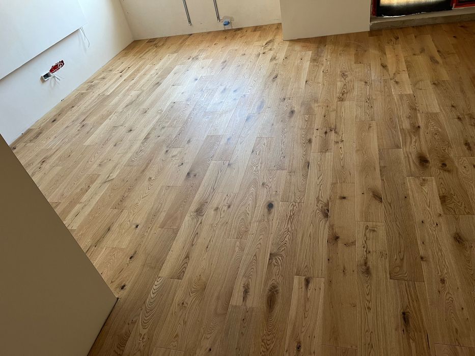 Montaż listew przypodłogowych parkietu paneli podłogowych deski