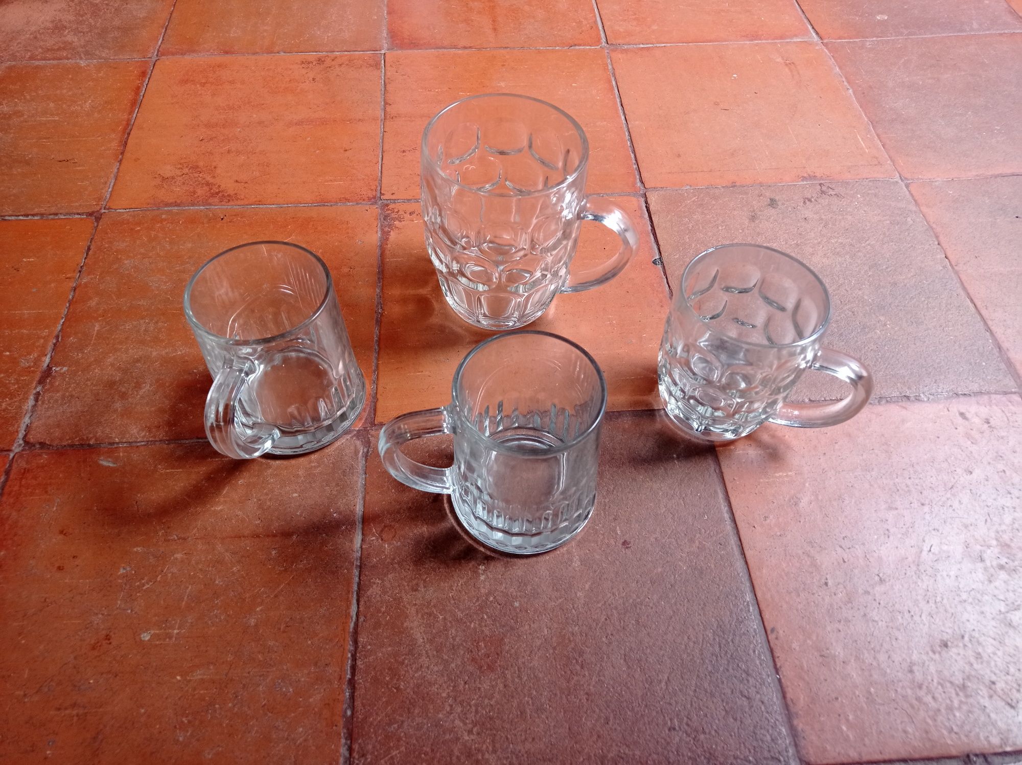 Quatro canecas para cerveja.