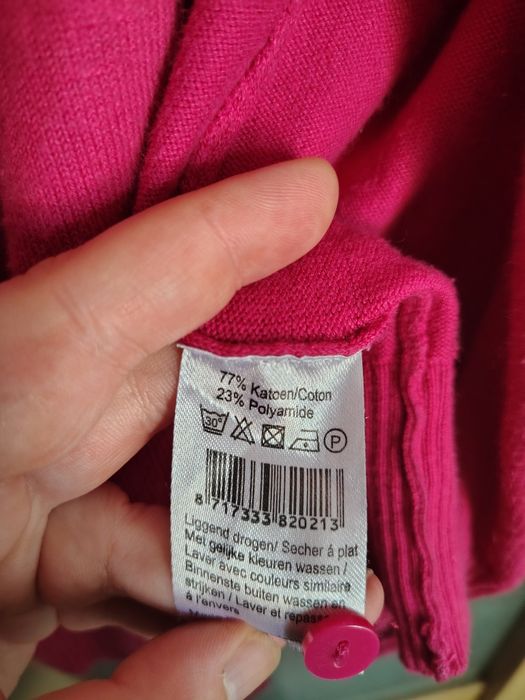 Sweterek fuksja na guziki zmechacenia