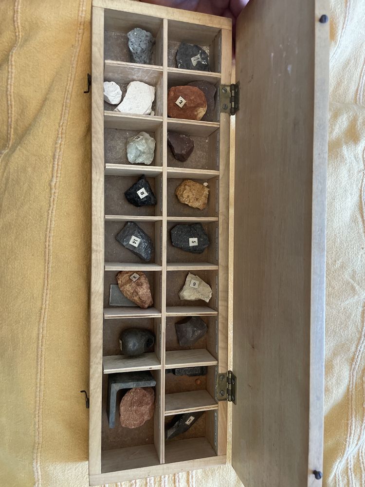 Gablota drewniana kolekcja kamieni