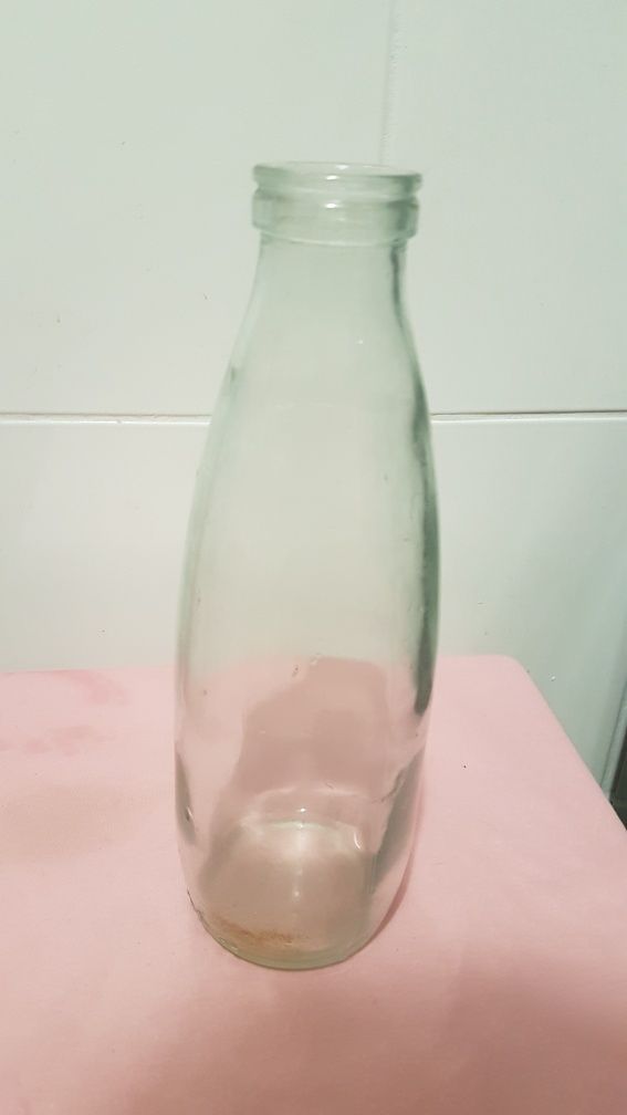 Butelka do mleka z PRL  w dobrym stanie 1-litrowa