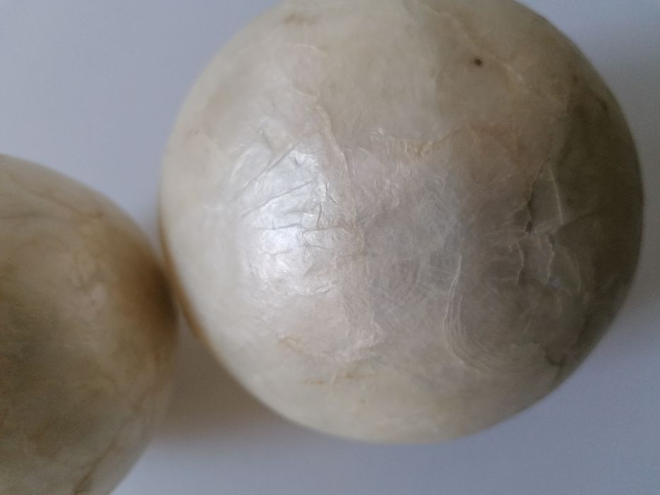 2 esferas decorativas em madre pérola