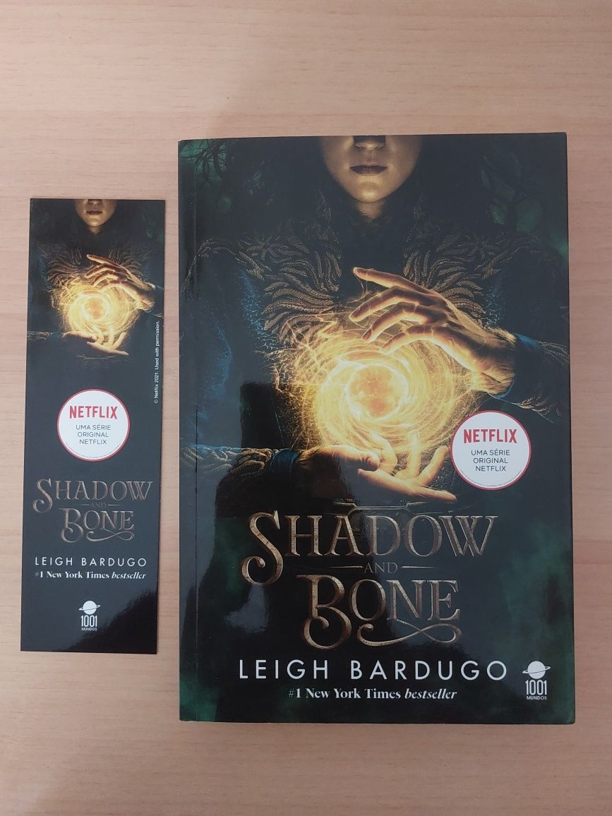 L "Shadow And Bone / Luz e Sombra" Leigh Bardugo (Edi. regular / NOVO)