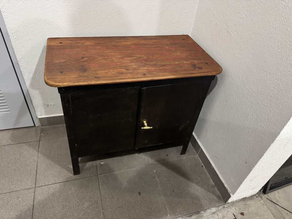 Movel feito de salamandra antiga