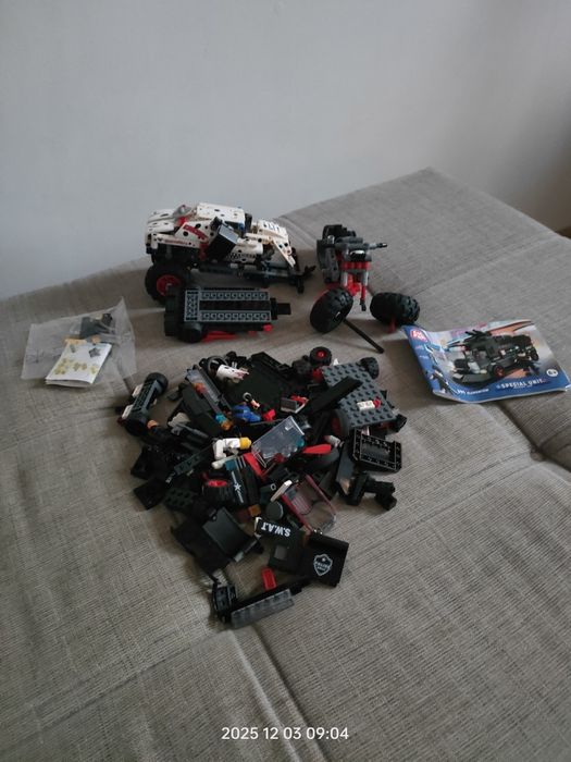 Klocki LEGO z trzech różnych zestawów