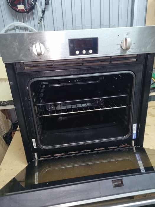 Forno Indesit cinza