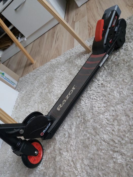 Hulajnoga elektryczna Razor Turbo A czarno czerwona