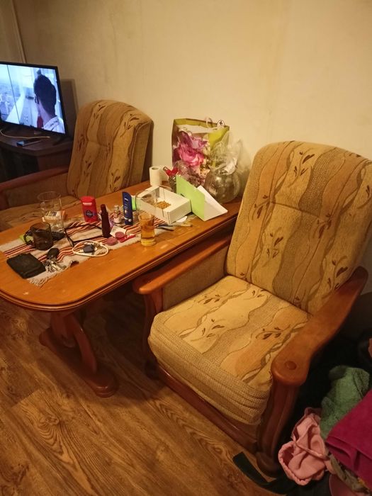 Zestaw łóżko ława i fotele