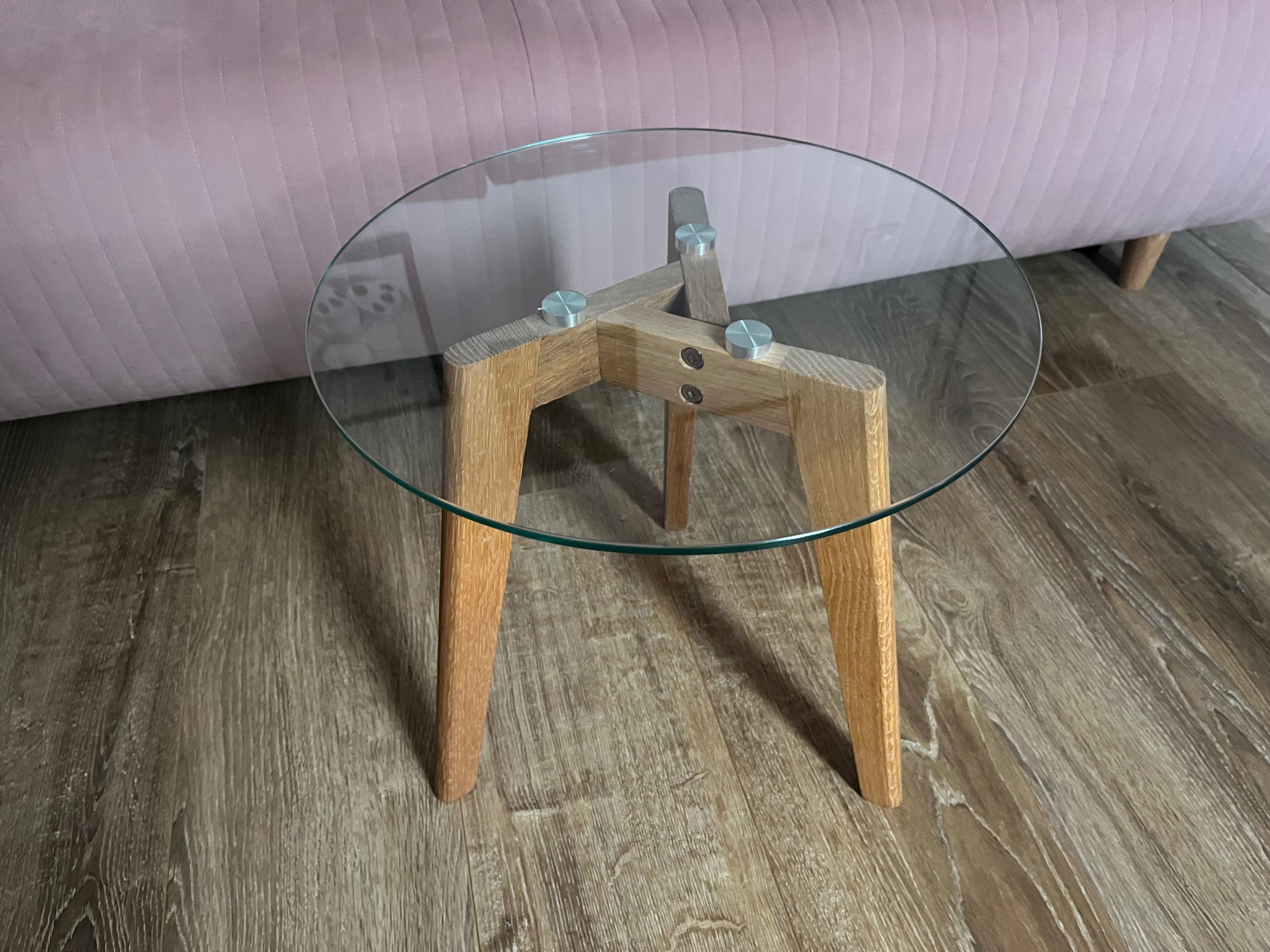 Mały okrągły stolik ze szkła hartowanego z drewnianymi nogami