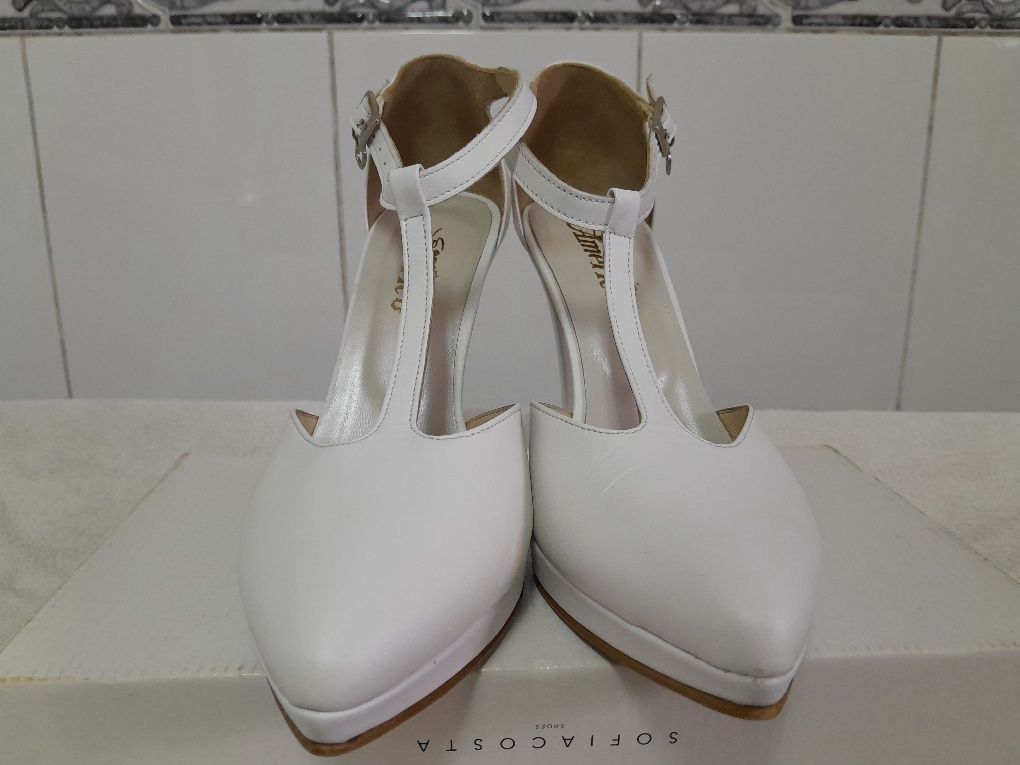 Sapatos brancos de salto alto