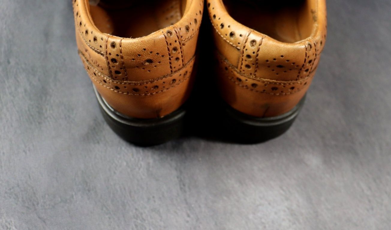 Klasyczne brogsy skórzane Clarks rozmiar 39,5 z ażurowym wzorem