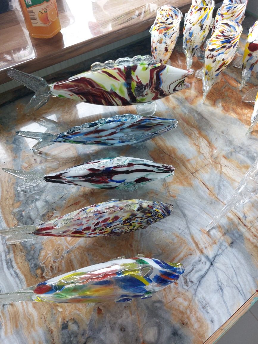 Szklane ryby prl, kolorowe szkło, na stole