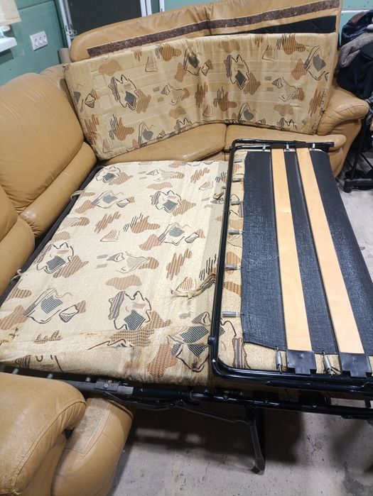 Диван угловой кожаный, кровать