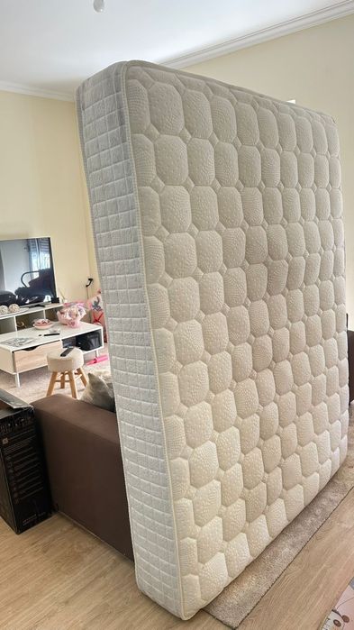 Combo sofá, colchão e mesa