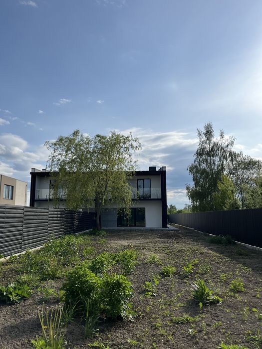 Продається дуплекс з гаражом. Земельна ділянка 5 сотих