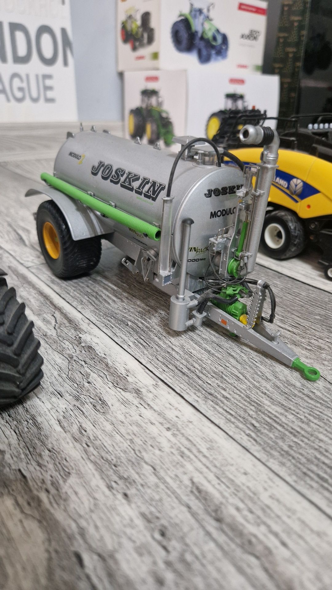 Modele 1:32 wiking universal hobbies ros siku