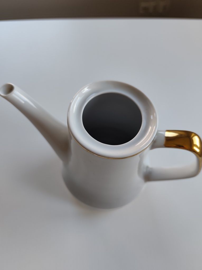 Porcelanowy dzbanek, Chodzież Roman