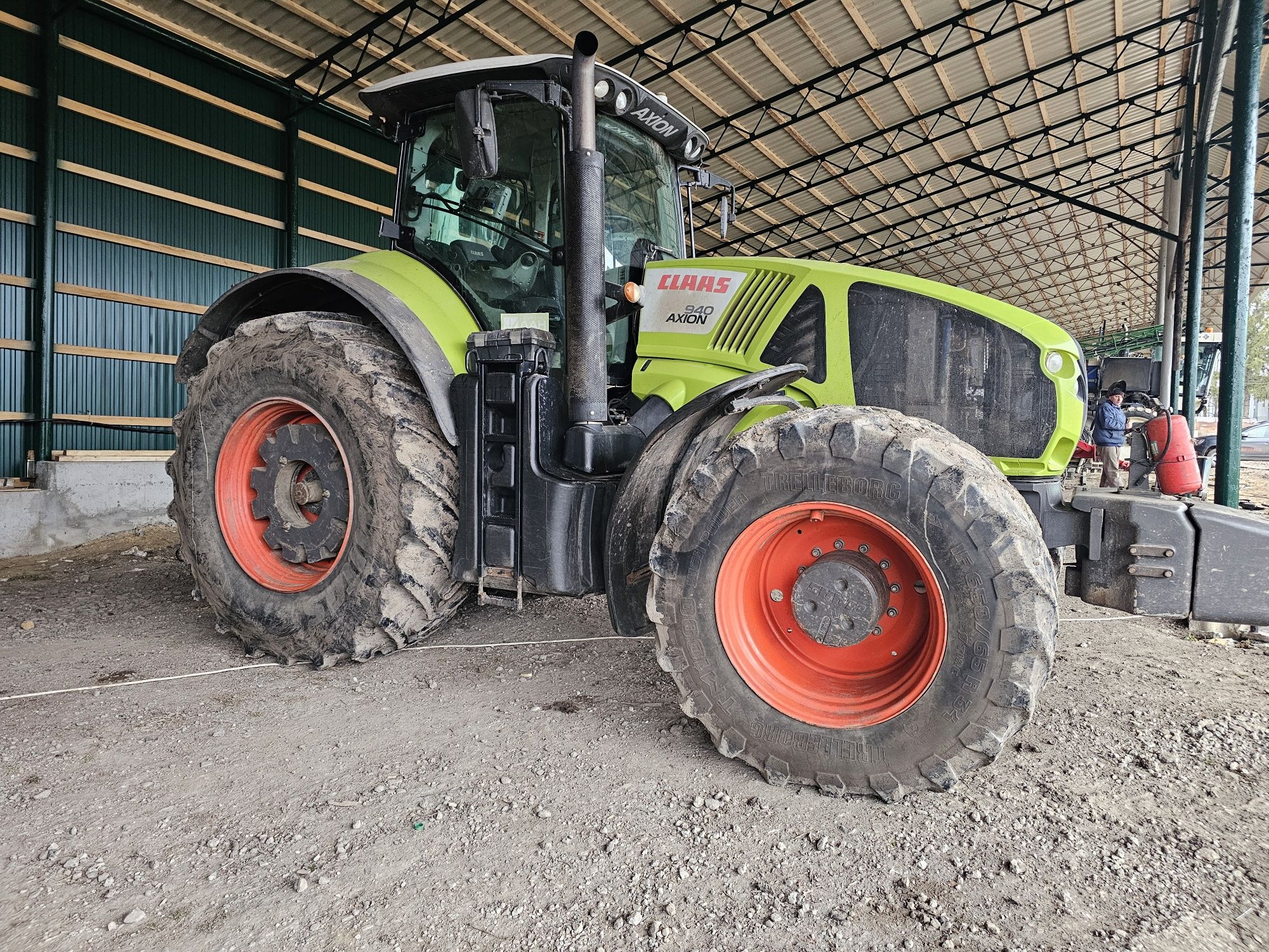 Трактор Claas Axion 940