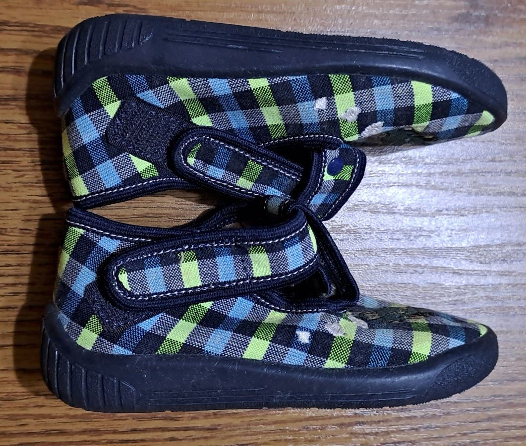 Buty/ kapcie w kratkę