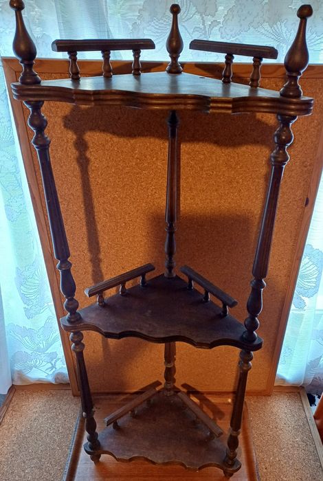 Cantoneira de canto em madeira.
Móvel, estante para vasos/plantas, dec