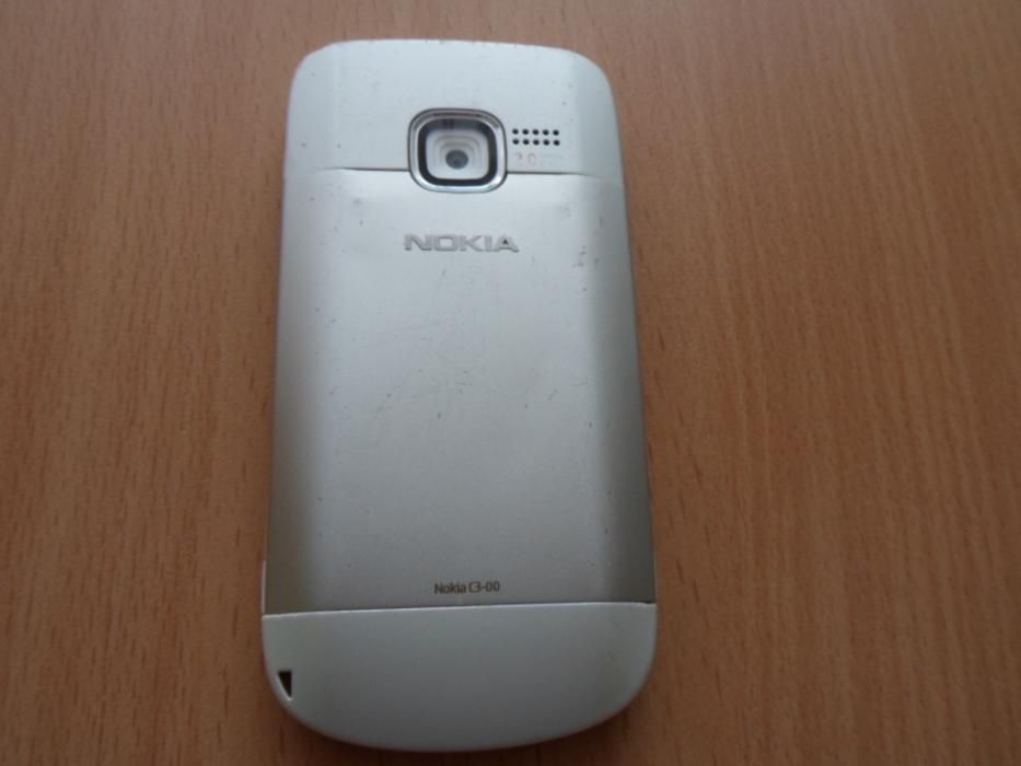 Nokia C 3 z ładowarką.