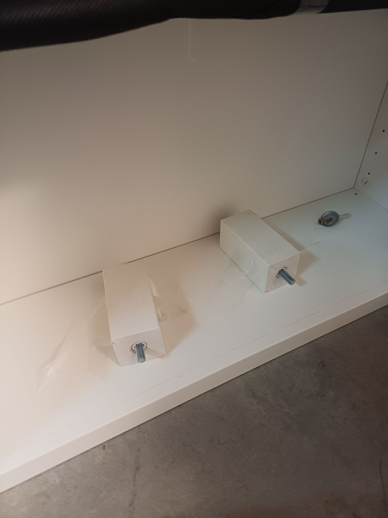 Movel Besta com porta vidro verde