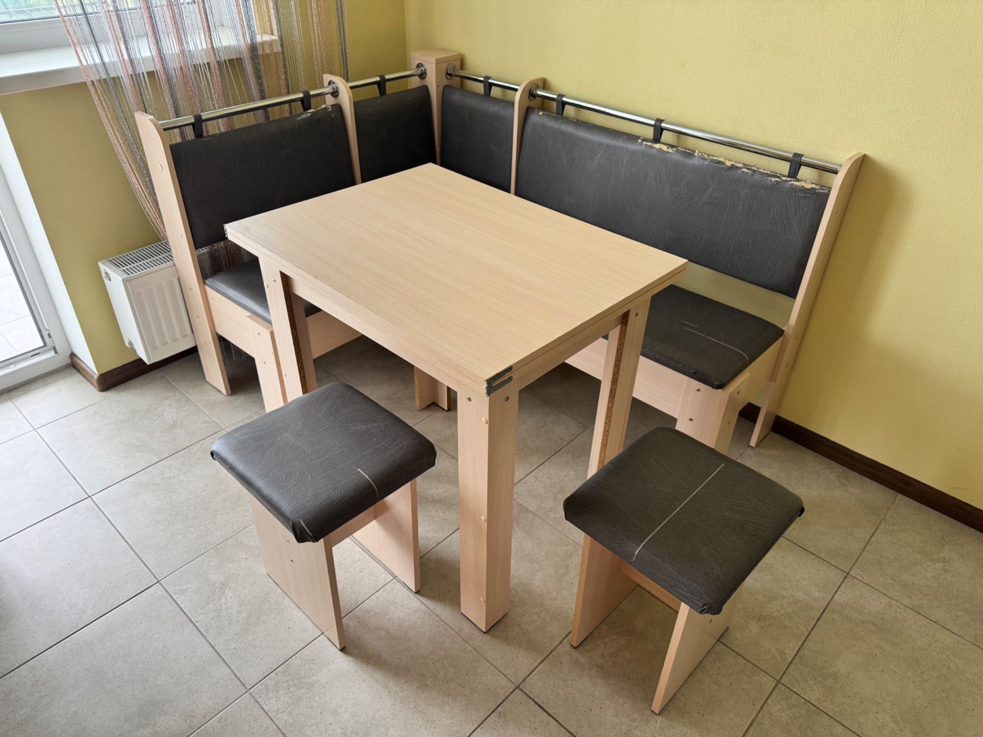 Кухонний куток (розкладний стіл, диван і 2 стільці)