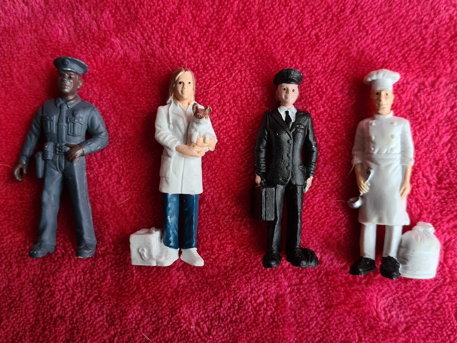 4 figurki wysokość 6 cm