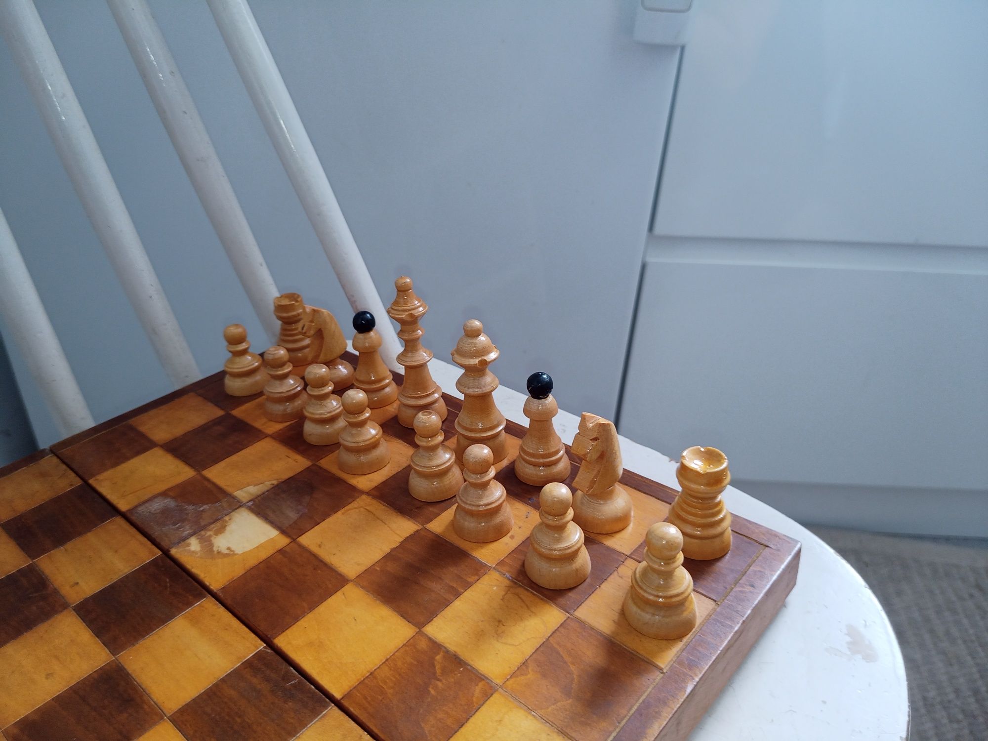 Małe drewniane szachy