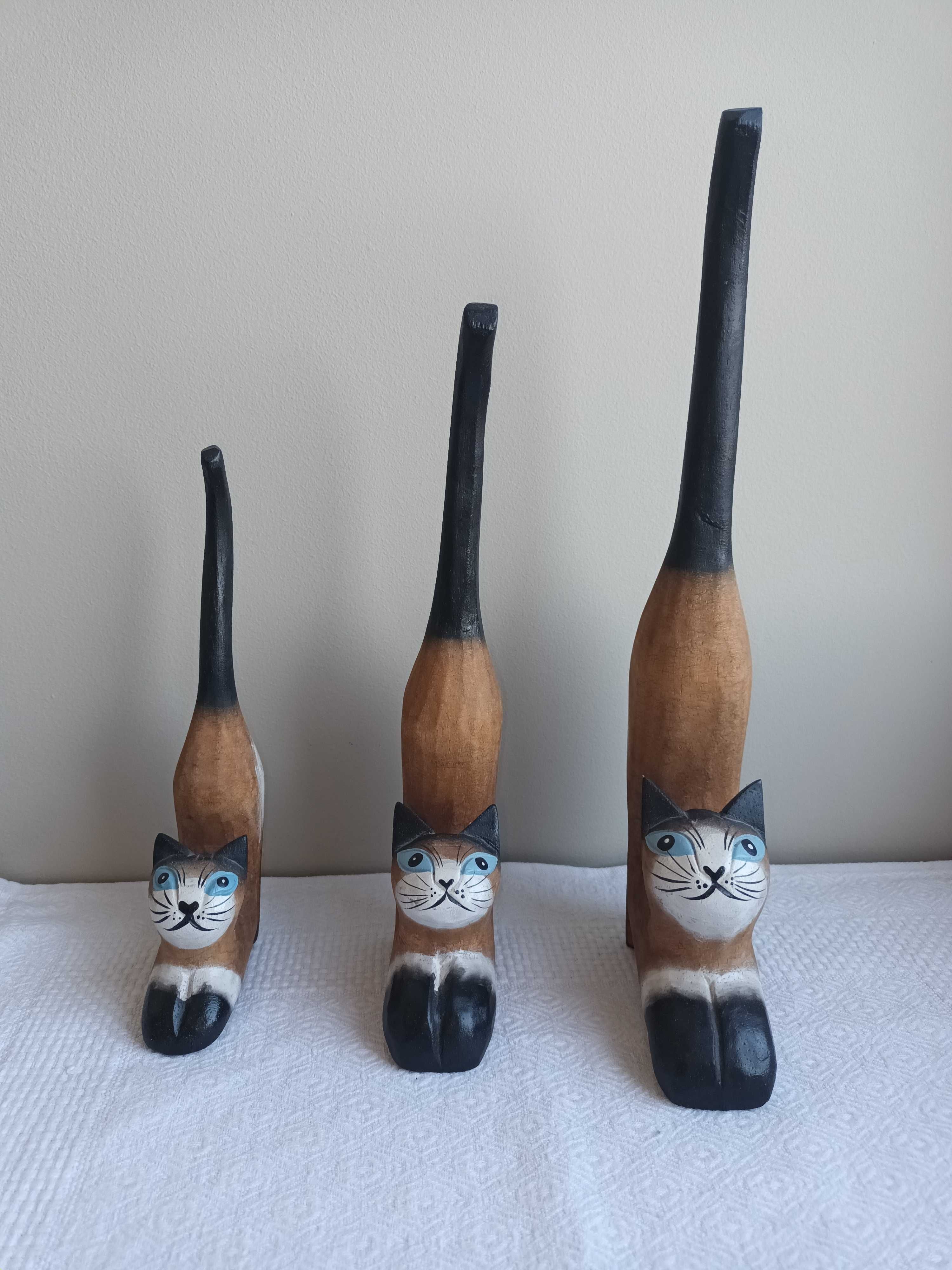 figurki kotów, koty drewniane rękodzieło