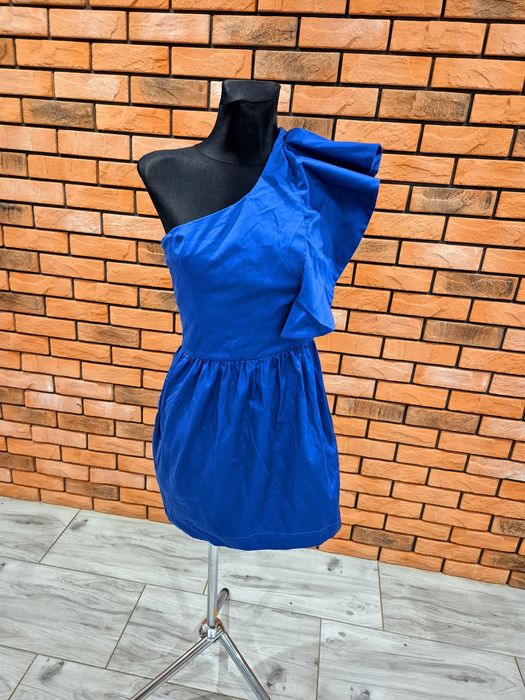 Elegancka sukienka na jedno ramie z falbaną