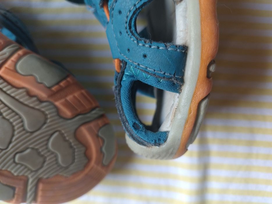 Sandały z zakrytymi czubkami Graffiti Roz 28