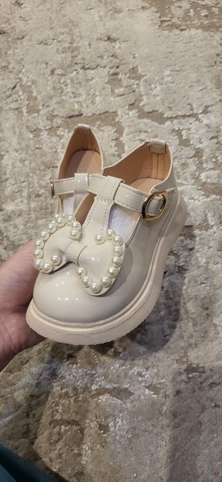 Гарні черевички / туфельки на дівчинку