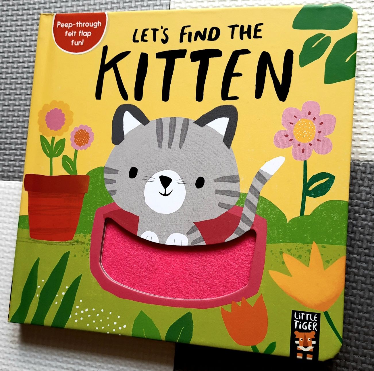 Let's Find The Kitten książeczka po angielsku z okienkami sensoryczna