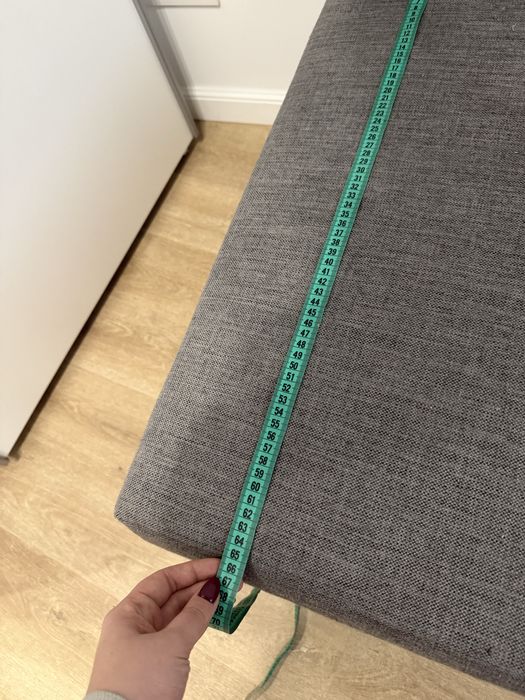 Szara sofa z funkcją spania