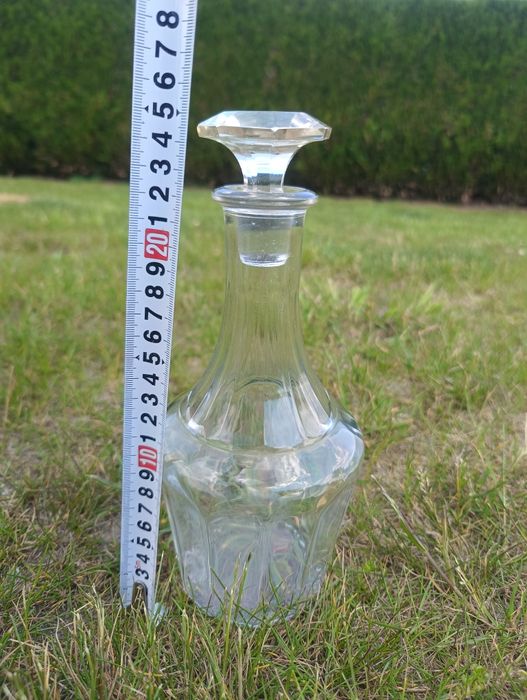 Ładna szklana karafka