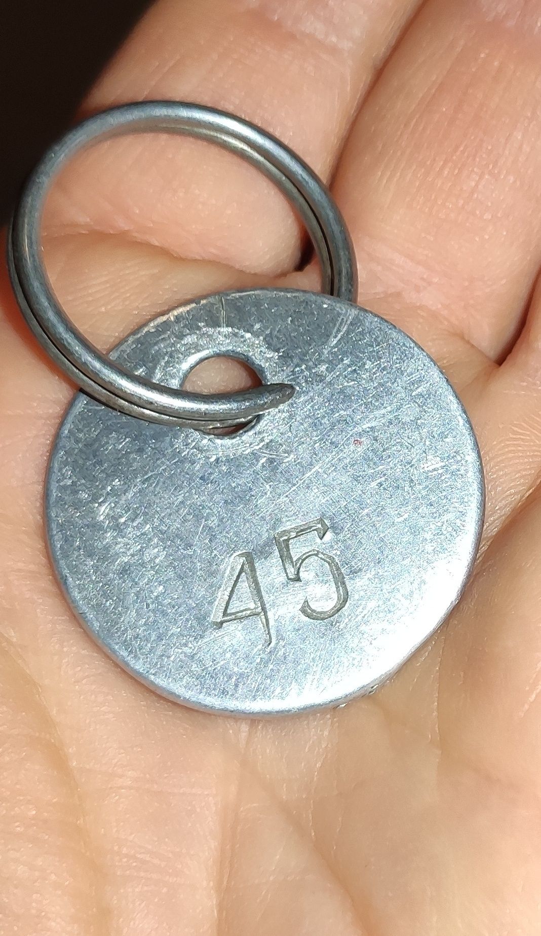 Stary numerek metalowy do szatni 45 PRL