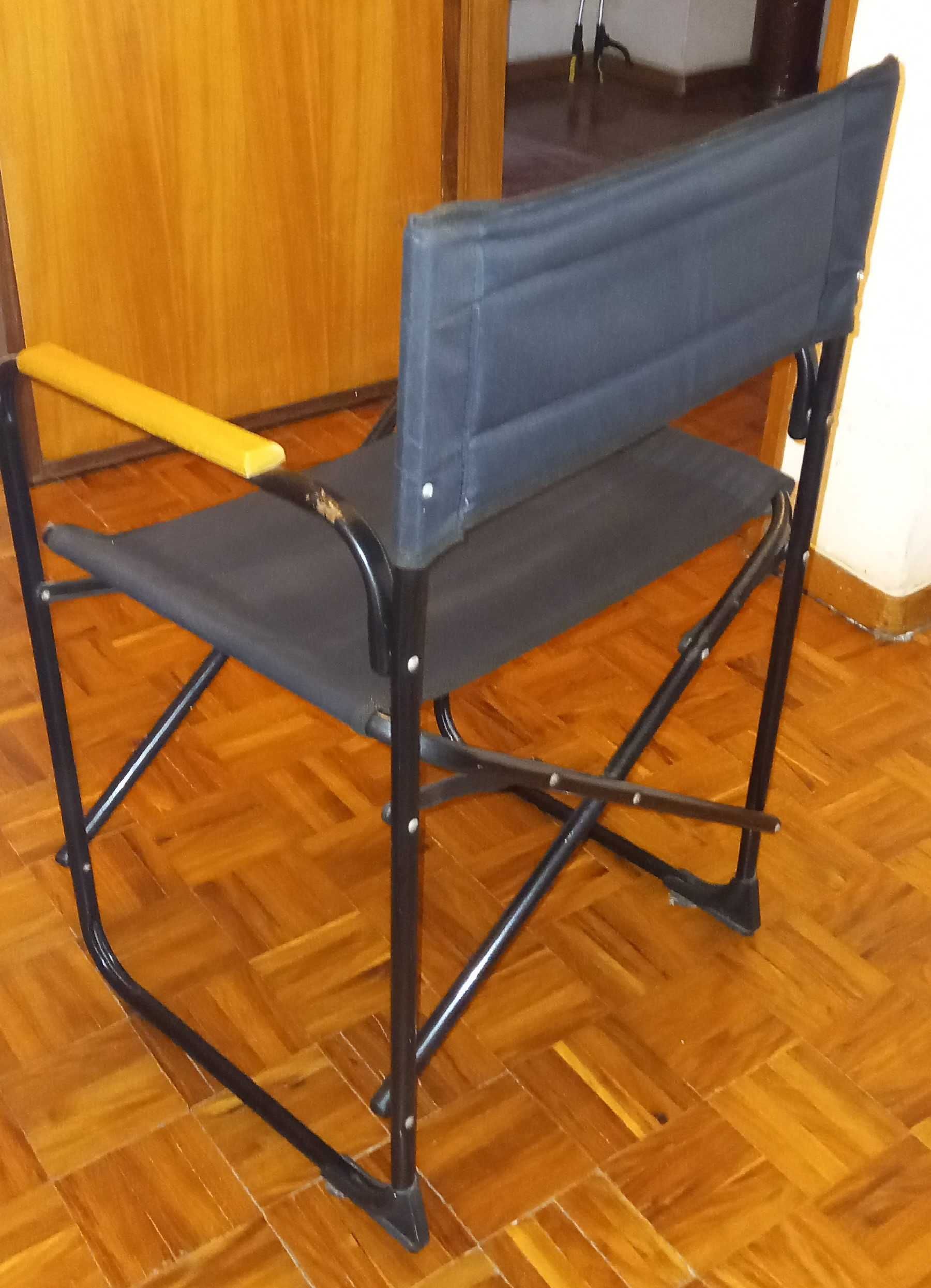 Cadeira tipo realizador, metálica, com panos impecáveis azuis escuros